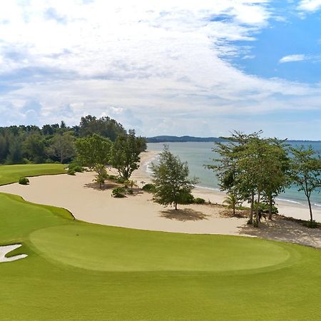 The Westin Desaru Coast Resort Esterno foto The 18th green at the Straits Course
