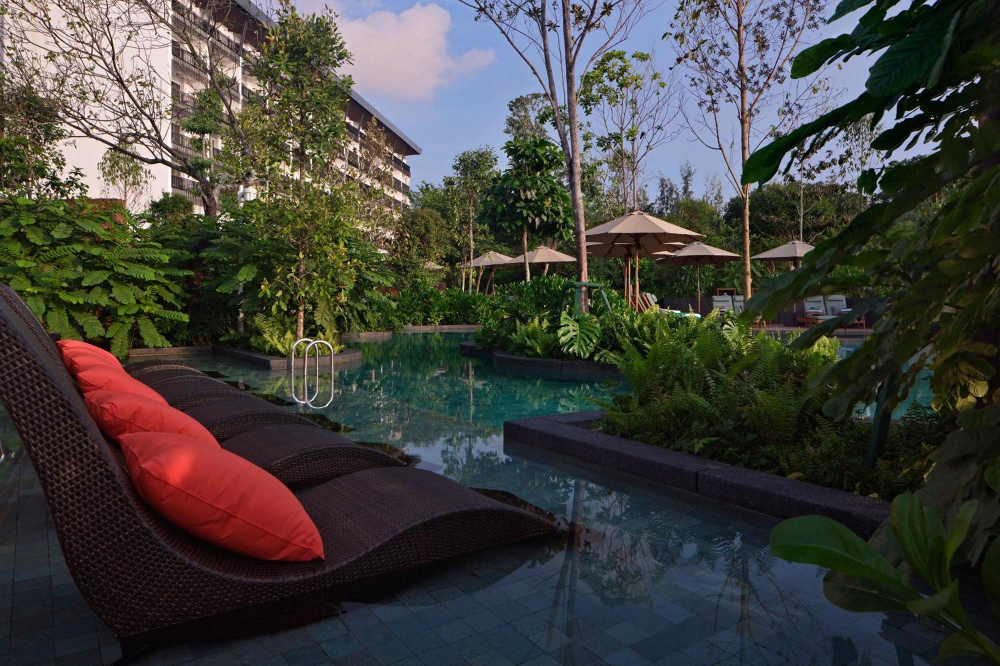 The Westin Desaru Coast Resort Esterno foto The swimming pool at the resort