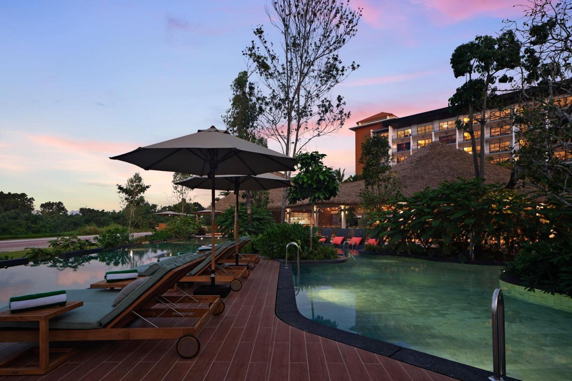 The Westin Desaru Coast Resort Esterno foto The swimming pool at the hotel
