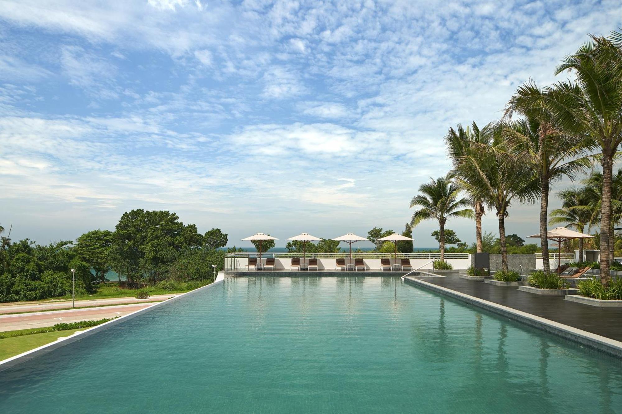 The Westin Desaru Coast Resort Esterno foto Infinity pool at the resort