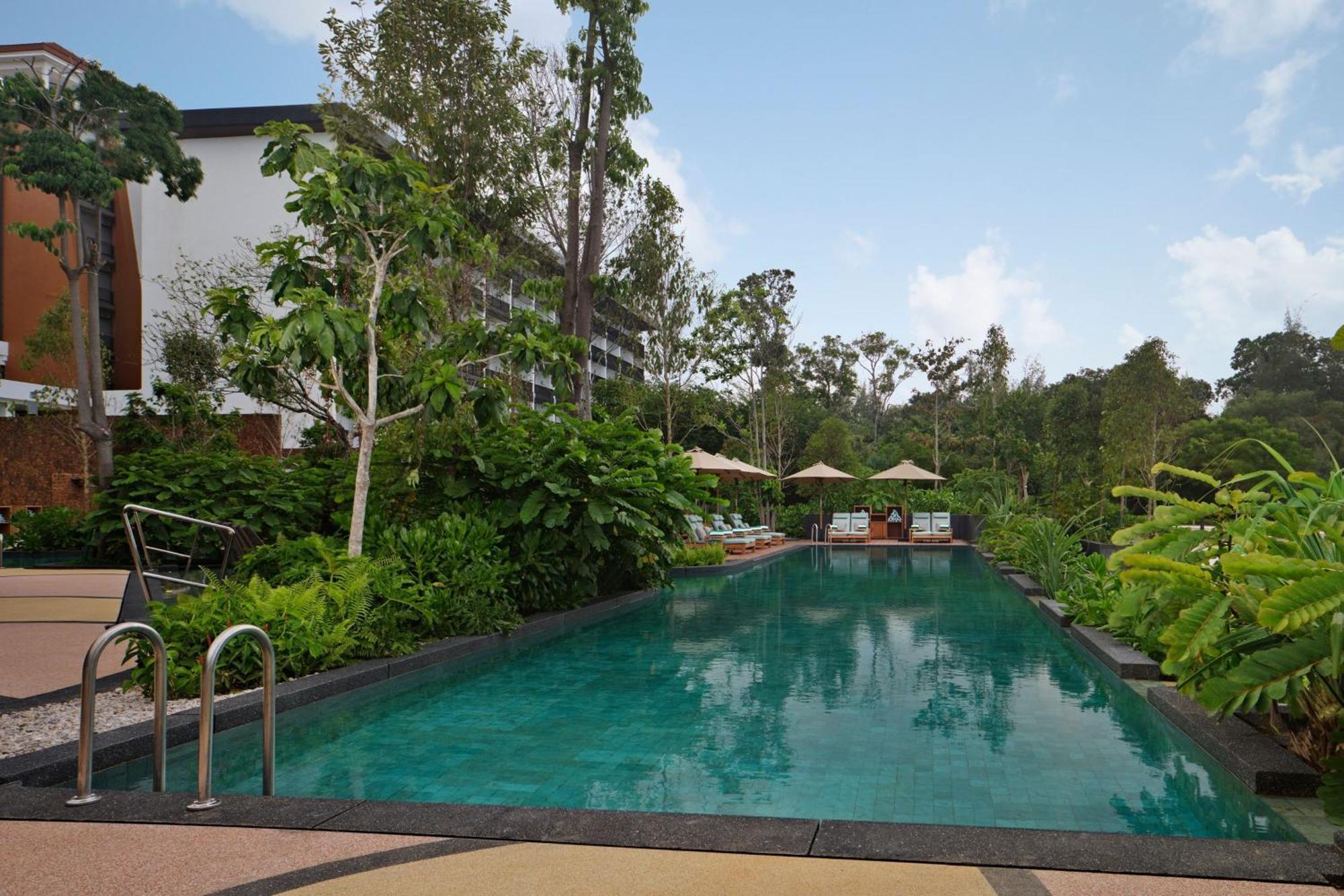 The Westin Desaru Coast Resort Esterno foto The swimming pool at the hotel