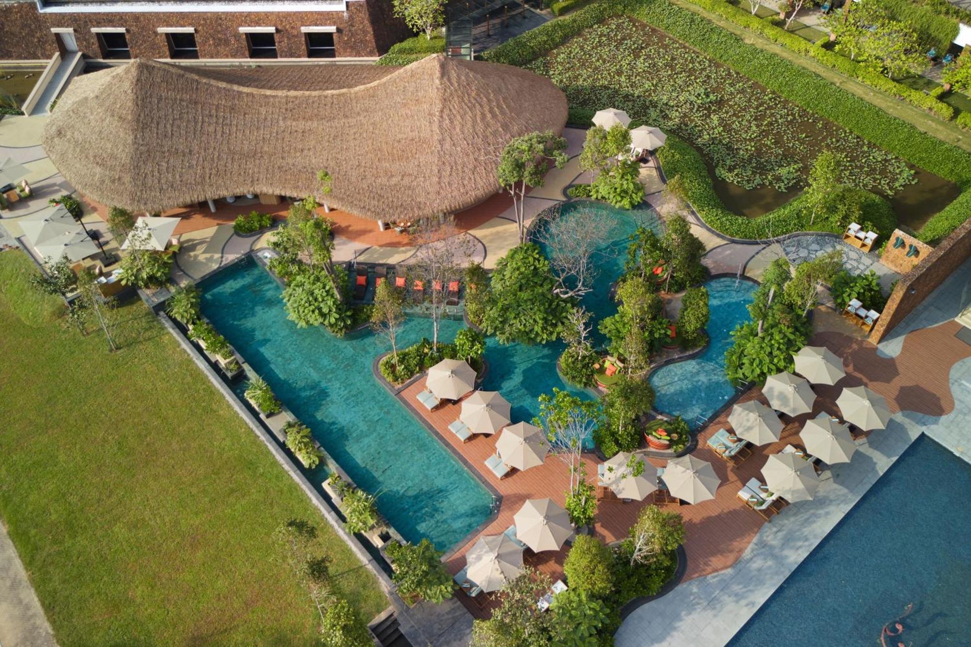 The Westin Desaru Coast Resort Esterno foto The swimming pool at the hotel